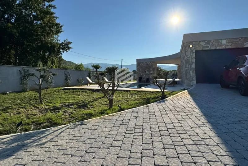 295m2 ev, 3.200m2 arsa üzerinde + 9x4m havuz, Begovina – Danilovgrad