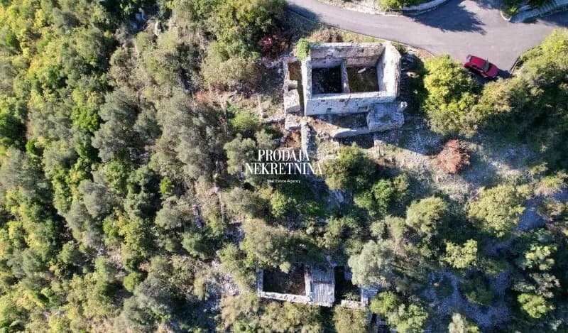 Tivat'ta deniz manzaralı arsa ve otantik taş ev