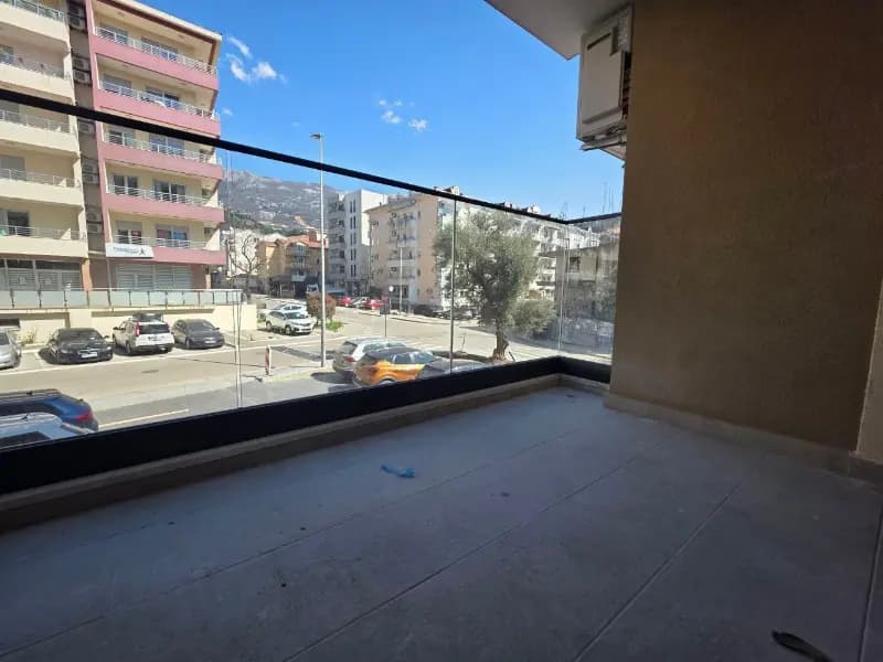 Modern bir binada iki odalı daire - Rozino
