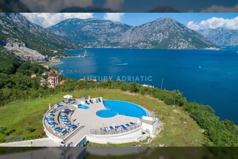 Trosoban stan sa velikim dvoristem - Lavender Bay, Morinj