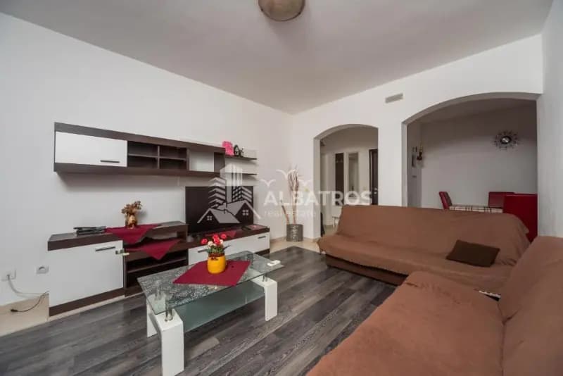 One-bedroom Apartment of 64m2 in the Heart of Rene