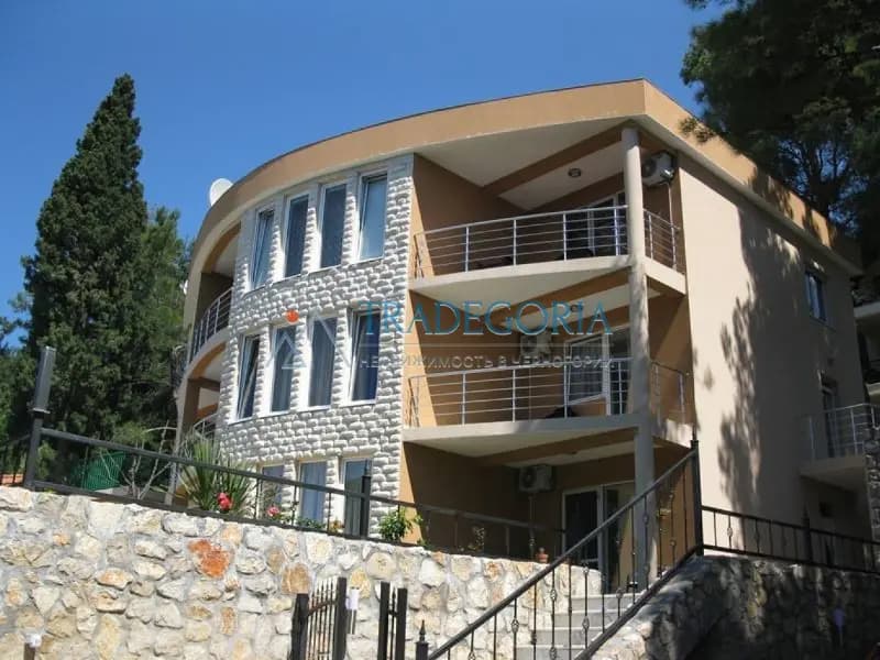 Dreistöckige Villa im Herzen der Bar Riviera