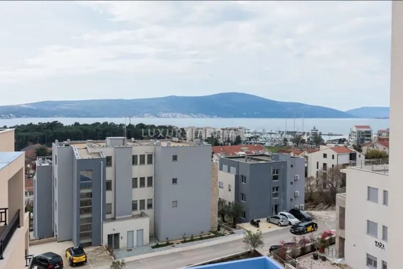 Tivat'ta havuzlu binada lüks daire