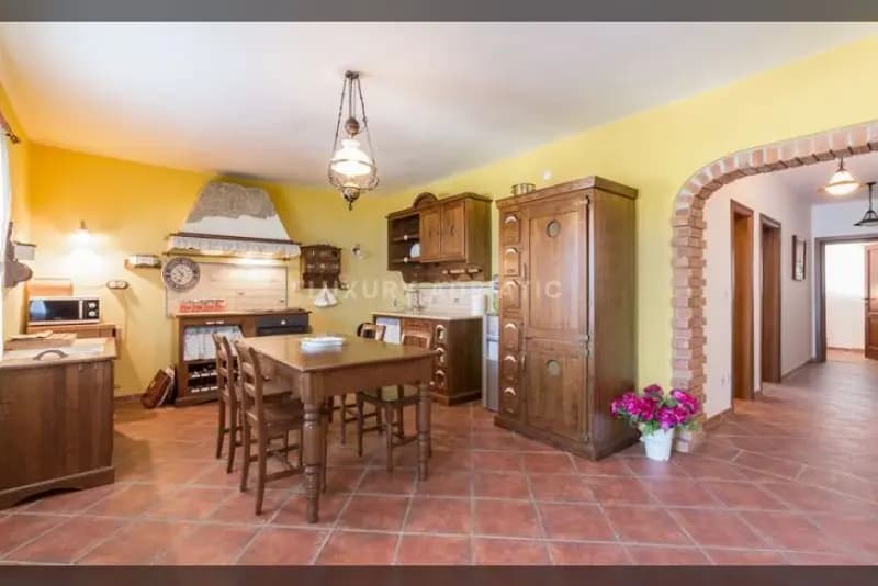 Dobrota, Kotor'da iskeleli villa. Denize sıfır.
