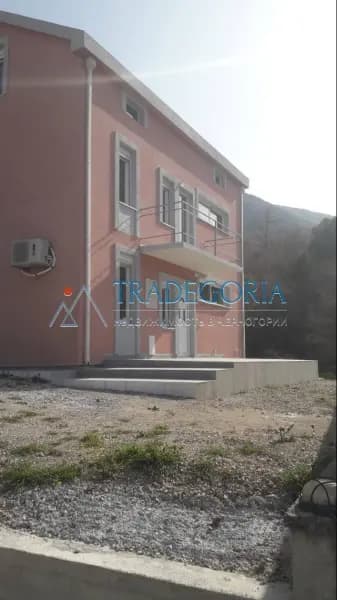Trospratna kuća u Sutomoru