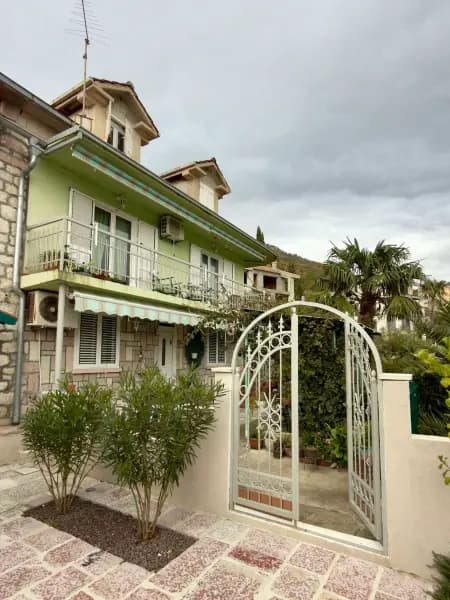 Boka Kotorska'da taş ev – denize 50 metre uzaklıkta