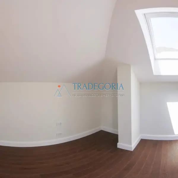 Đenovići'de, denize 300 metre mesafede, körfez manzaralı penthouse.