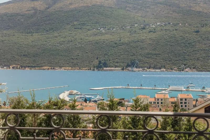 Satılık, üç odalı daire, 158m², Herceg Novi