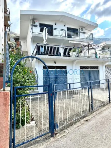 Kuća u Sutomoru sa 4 stana i prelepim panoramskim pogledom.