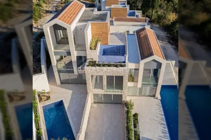 Tivat, Donja Lastva'da yeni bir komplekste modern bir şehir evi.