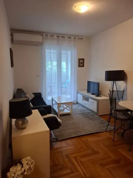 Оренда, однокімнатна квартира, 47м², Старий Аеродром, Подгориця