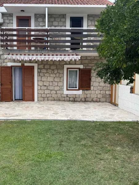 Taş ev Đenovići'de – 1. sıra
