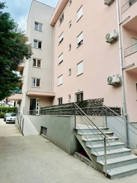 Satılık, iki odalı daire, 64m², Veli Vinogradi, Budva