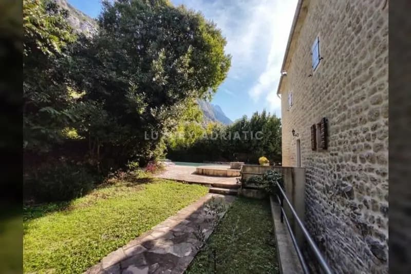 Stan u potkrovlju kamene kuće sa bazenom - Dobrota, Kotor