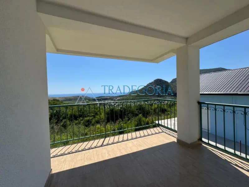 Kuća u Sutomoru sa prelepim pogledom na more i 3 stana