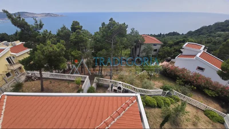 Bar şehrinde, Yeşil Kuşak bölgesinde, havuzlu üç katlı villa.