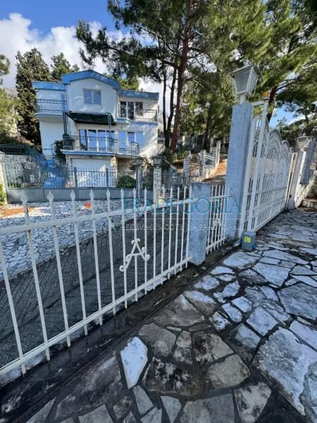 Dreistöckige Villa mit Pool und Garten zu verkaufen, 560.000 Euro
