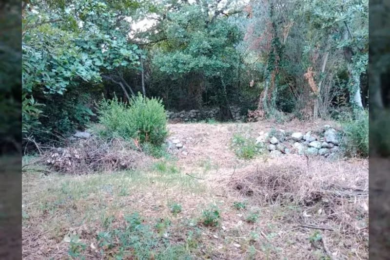 Kamenari'de deniz manzaralı arazi