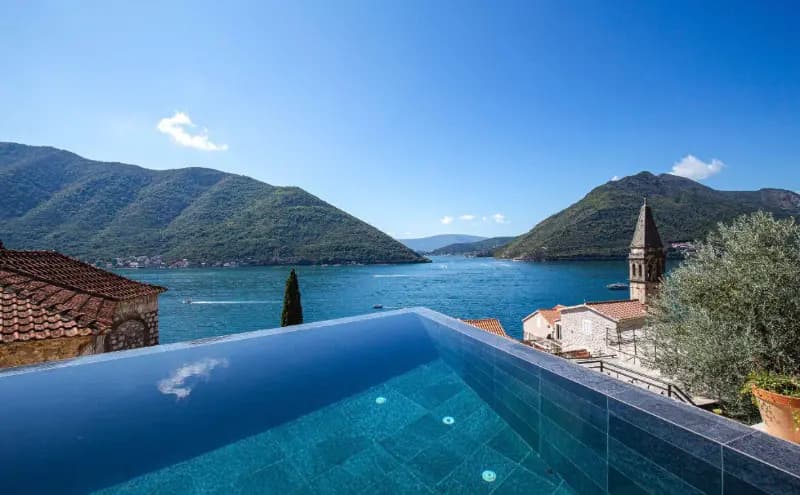 Perast'ta lüks otel satılık.