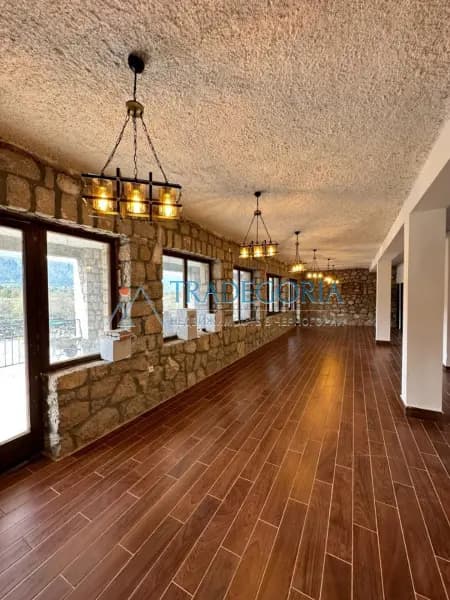 Zeta Nehri kıyısında motel (Podgorica-Danilovgrad)