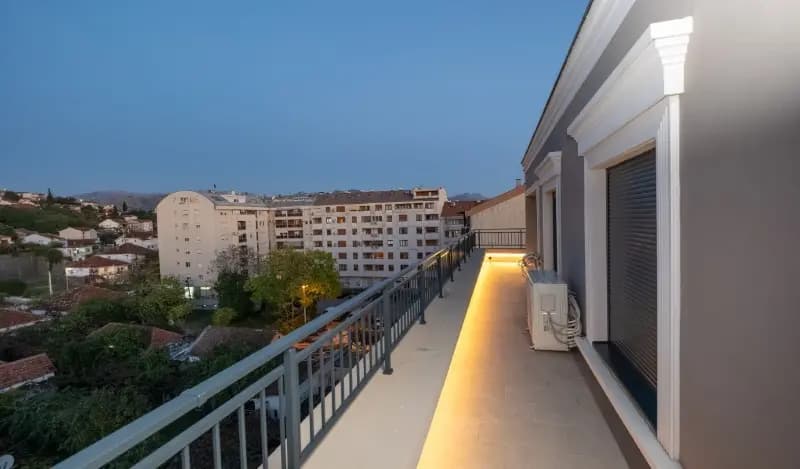 Trosoban penthouse za izdavanje Preko Morače