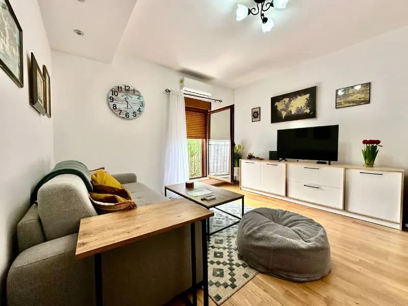 Tivat'ın tam merkezinde bir odalı daire