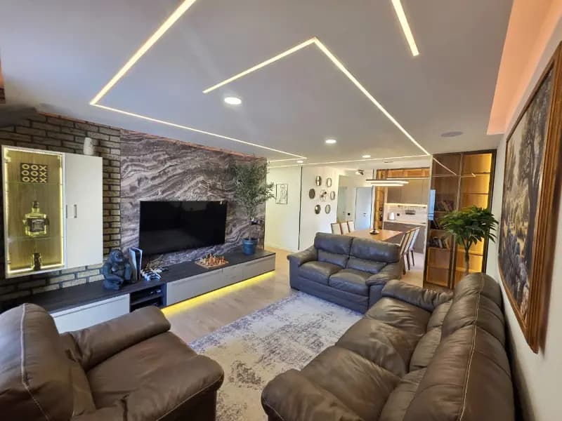 Продаж, трикімнатна квартира, 107м², Будва