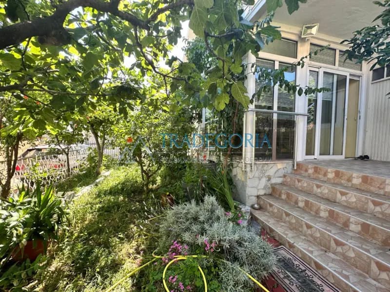 Ein Haus mit drei Wohnungen und Garten unweit vom Meer in Bar.