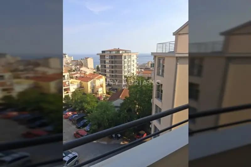Becici'de iki 1 odalı daire. Garaj ve deniz manzaralı