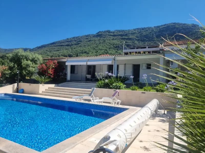 Tivat banliyösünde Akdeniz evi