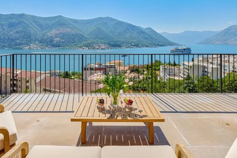 Dobrota'da modern üç odalı daire - 158 m2