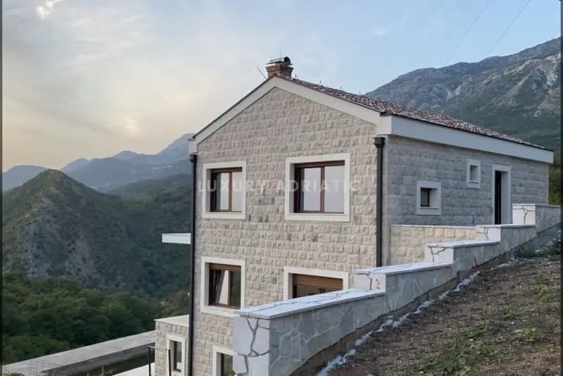 Bečići'de deniz manzaralı yeni üç katlı ev