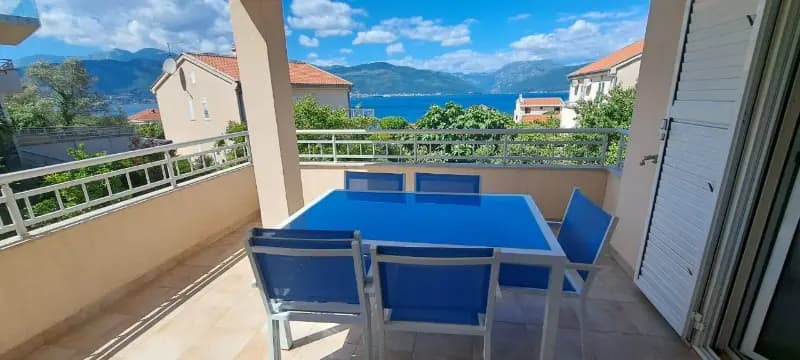 Krašići'de büyük bir arsa ve deniz manzaralı ev satılıktır.