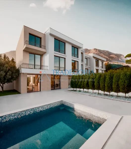 Karadağ'da deniz manzaralı ve 4 katlı şehir evi, Budva Rivierası'nda.