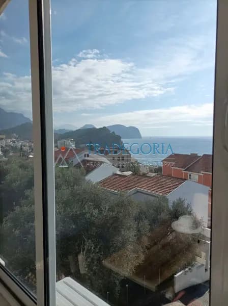 Petrovac'ta deniz manzaralı iki dubleks daire.