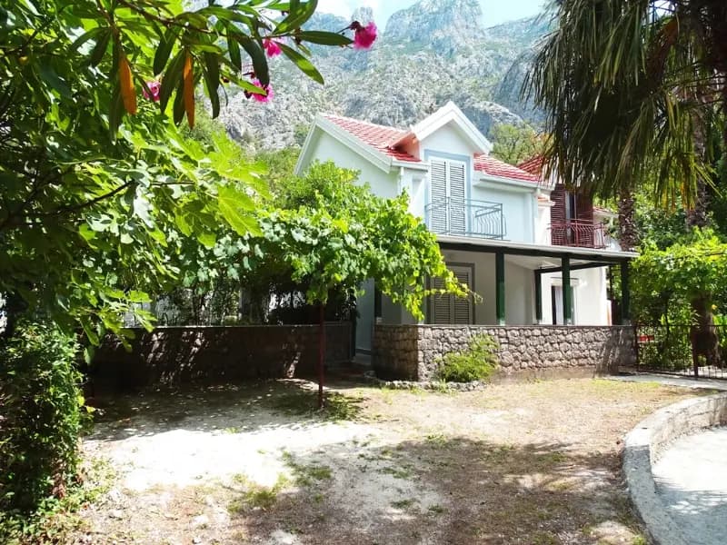 Stone house for sale in a row in Orahovac