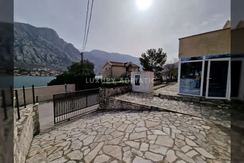 Prcanj - 1. sırada bahçeli 2 daire