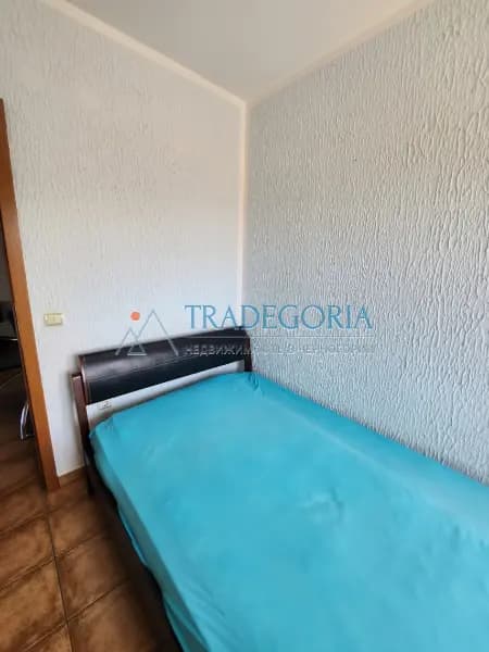 Toplam 57 m2 alana sahip daire, ikinci katta, Sutomore'nin merkezi bölümünde, ana yolun altında.