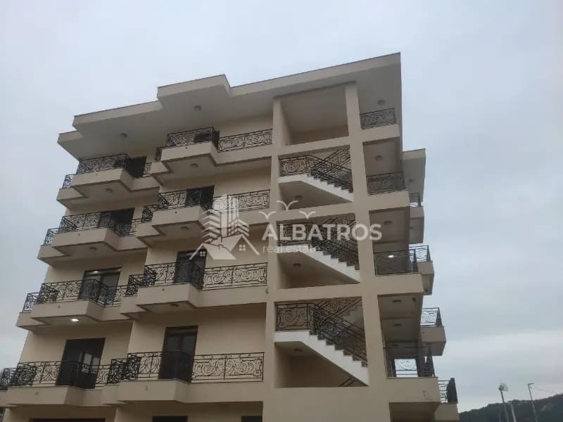 Prodaje se poslovni prostor od 1707m² u Tombu, Bar