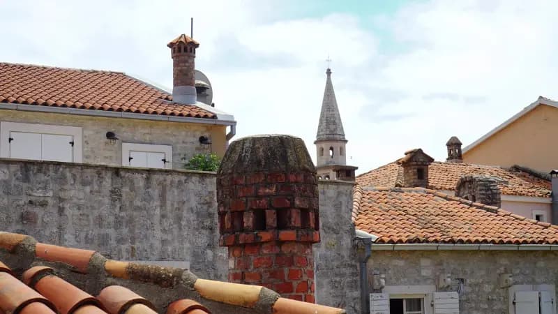Budva Eski Şehir – Deniz manzaralı ve dükkânlı taş ev
