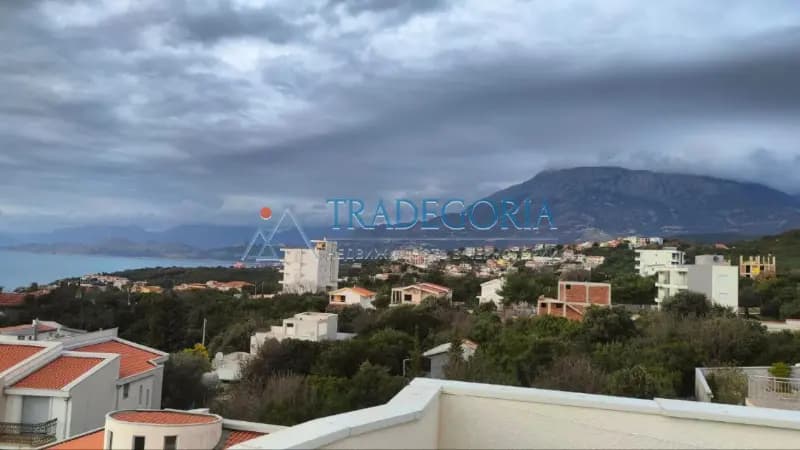Kuća pored mora sa 8 apartmana. Spreman posao.