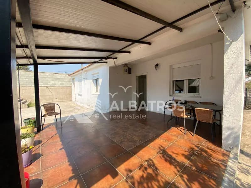 House with Auxiliary Prefabricated Building in Zaljevo