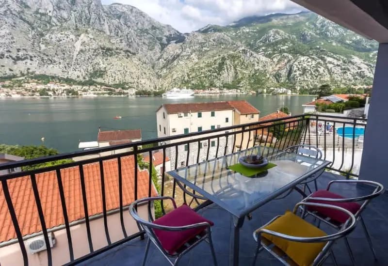 Satılık, üç odalı daire, 110m², Kotor