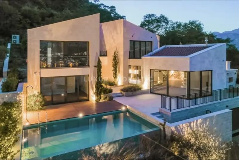 Boka Kotorska'da havuzlu lüks villa. Prcanj