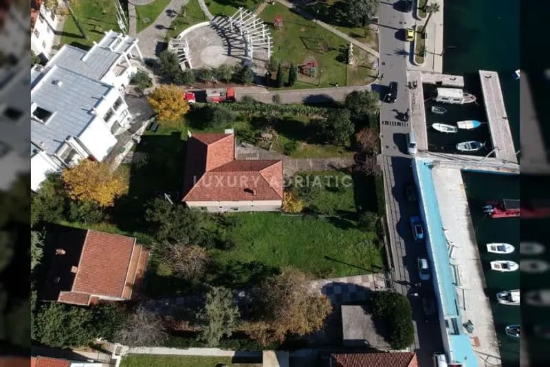 1. sırada evli arazi - 1.027 m2