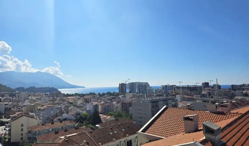 Trosoban penthouse sa panoramskim pogledom na more i Budvu