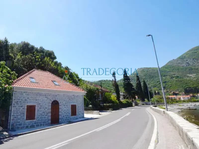 Kamenari'de, Adriyatik karayolu üzerinde, birinci sırada ev