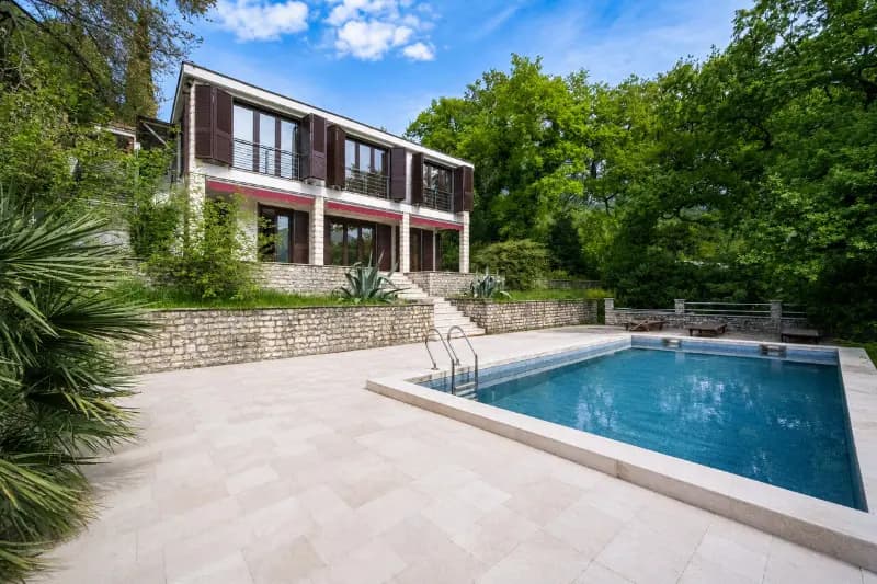 Two-story house with a pool and a plot of 895 m2