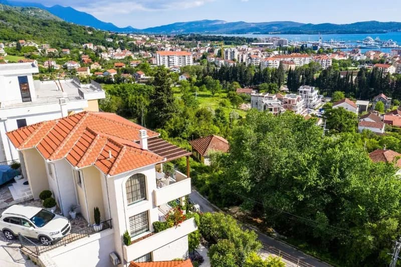 Vila u Tivtu s panoramskim pogledom na more