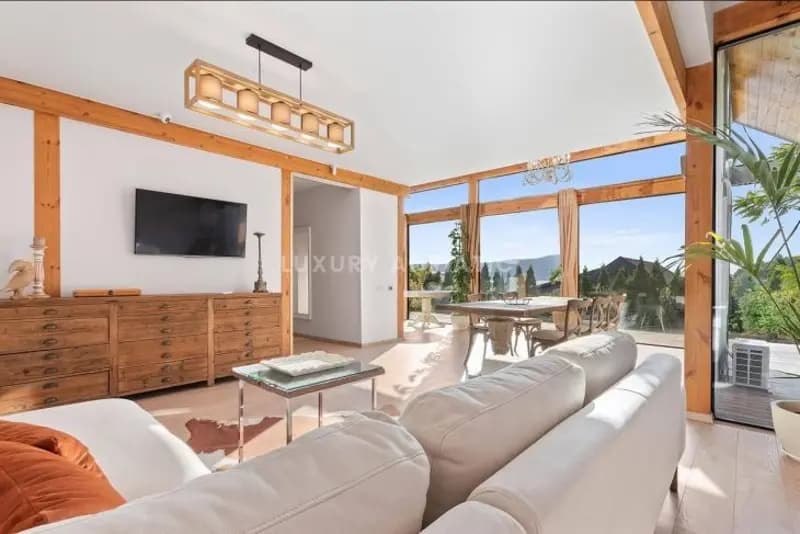 Tivat'ta deniz manzaralı modern ev